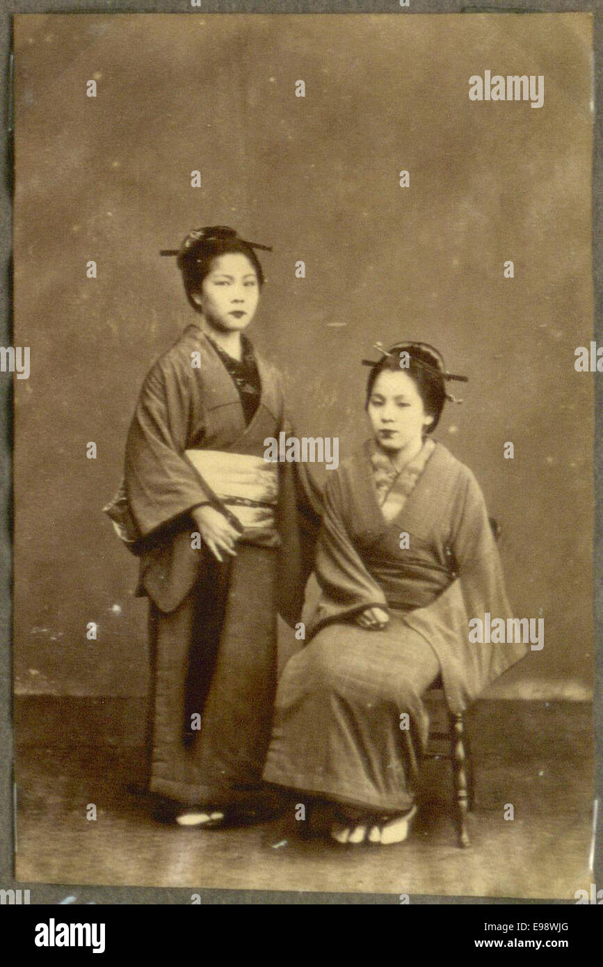 Ein Vintage-Foto von zwei Frauen aus Japan in traditioneller Kleidung. Das Bild fängt das kulturelle Erbe und die Mode Japans aus dem frühen 20. Jahrhundert ein. Stockfoto