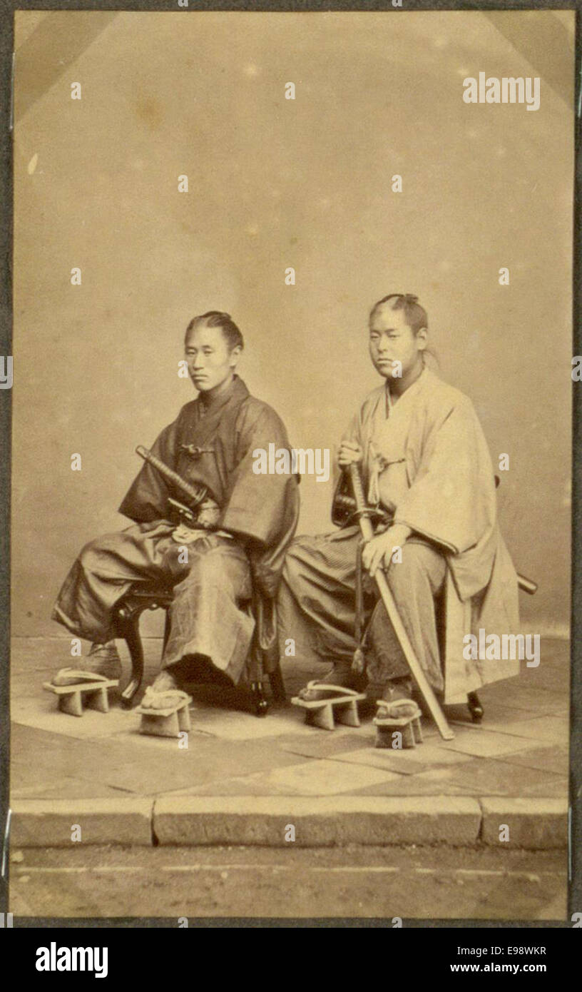 Foto von Yakunins, Japan, zeigt die Vintage-Architektur und traditionelle Kultur der Gegend. Das Bild spiegelt das alte Japan einer vergangenen Zeit wider und erfasst kulturelle und historische Aspekte. Stockfoto