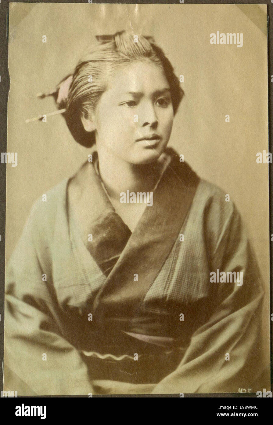 Dieses Foto zeigt eine Frau aus Japan, die in einem traditionellen oder Vintage-Stil aufgenommen wurde und das kulturelle Erbe und die Mode dieser Zeit zeigt. Stockfoto