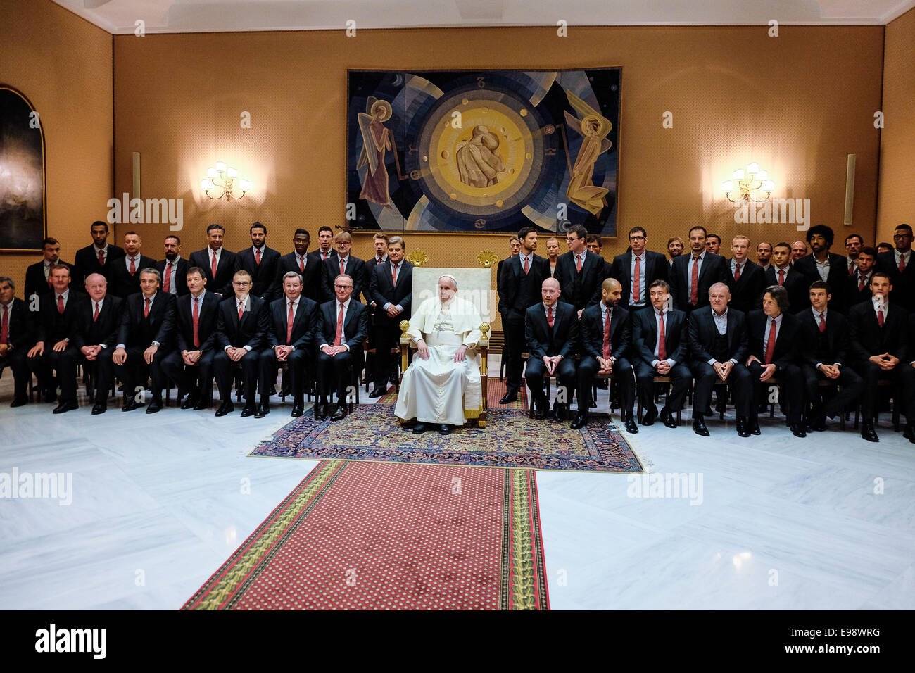 Papst Francis hält einer Generalaudienz im Vatikan. 22. Oktober 2014-Team Fußball FC Bayern München Stockfoto