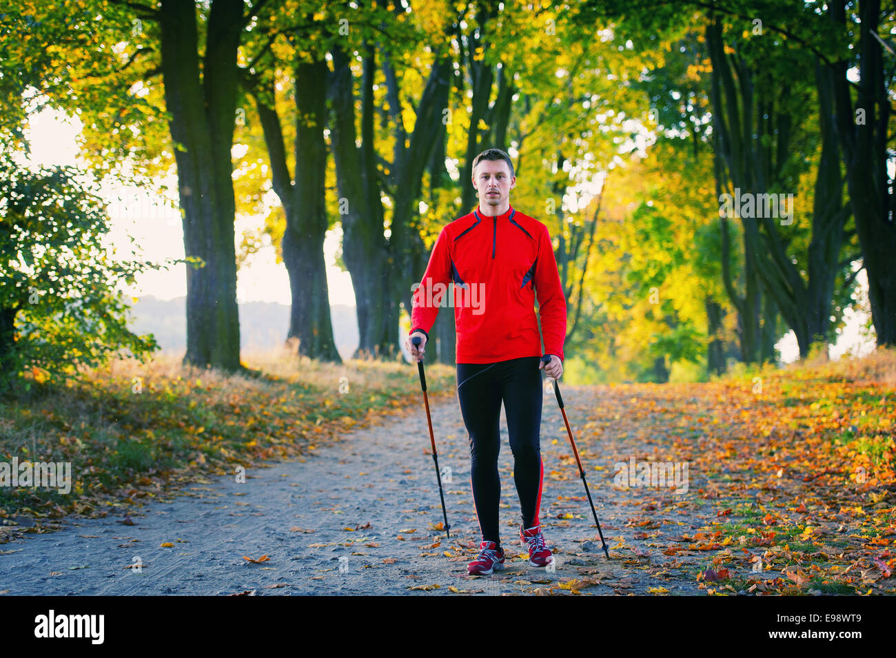 Mann, der Nordic-walking im park Stockfoto