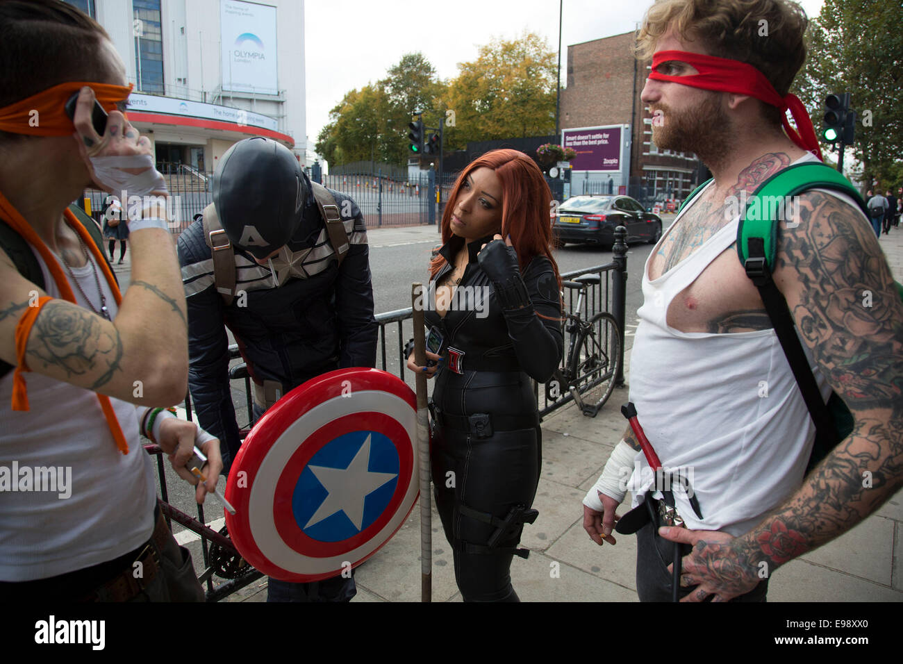 Verkleidet als Superhelden Freunde treffen sich im Westen Londons, auf ihrem Weg zu einer Comic-Convention, wo Fans von Animation zu sammeln. Stockfoto