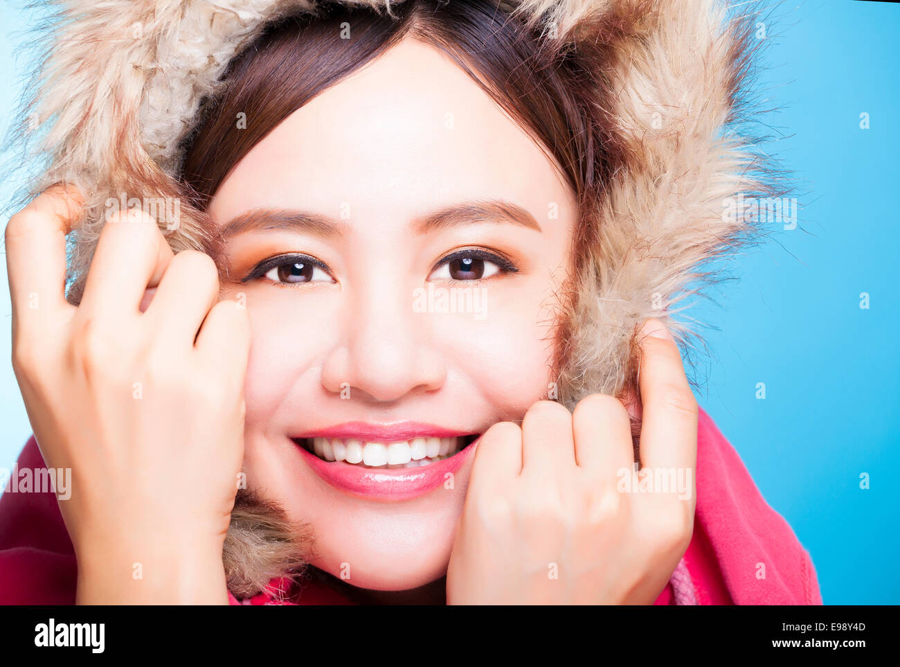 lächelnden Asiatin mit Winter tragen Pullover. Stockfoto