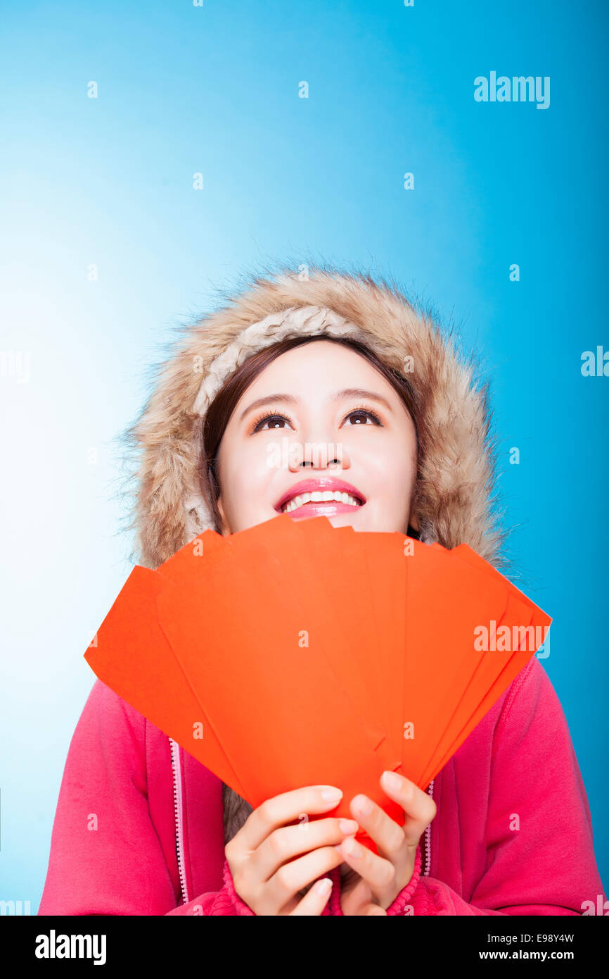 gerne Asiatin mit Winterbekleidung und halten rote Tasche Stockfoto