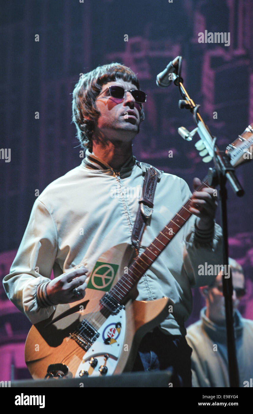 Noel Gallagher von Oasis auf der Bühne im Konzert bei "Rock On The Green", in Glasgow, Schottland, im August 2000. Stockfoto