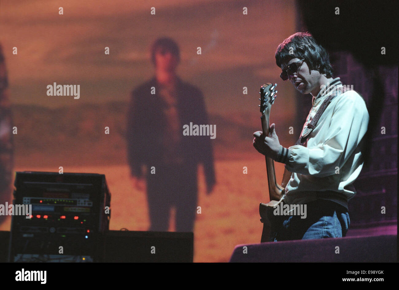 Noel Gallagher von Oasis auf der Bühne im Konzert bei "Rock On The Green", in Glasgow, Schottland, im August 2000. Stockfoto