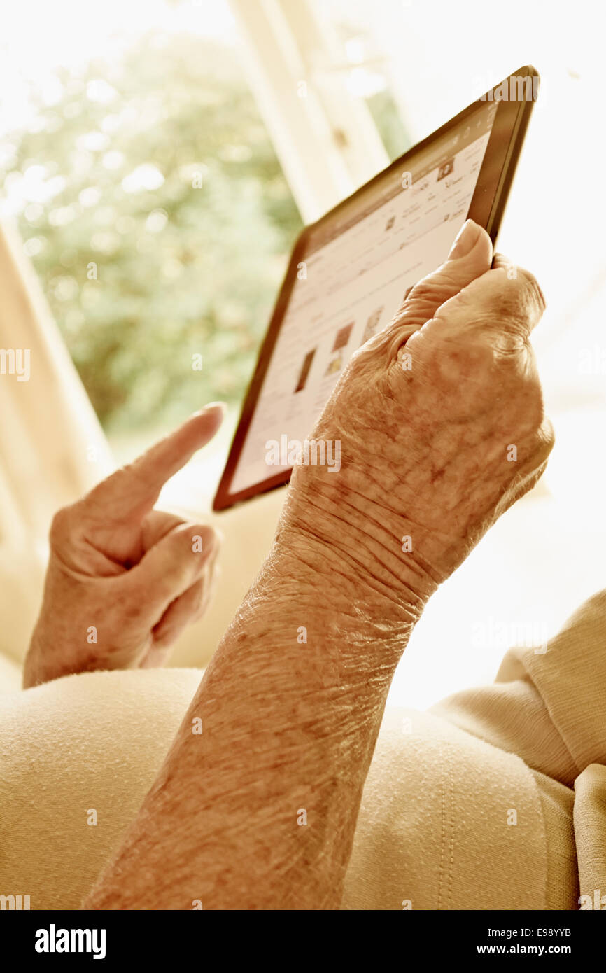 Leitende Person die Hände mit einem Tabletcomputer. Stockfoto