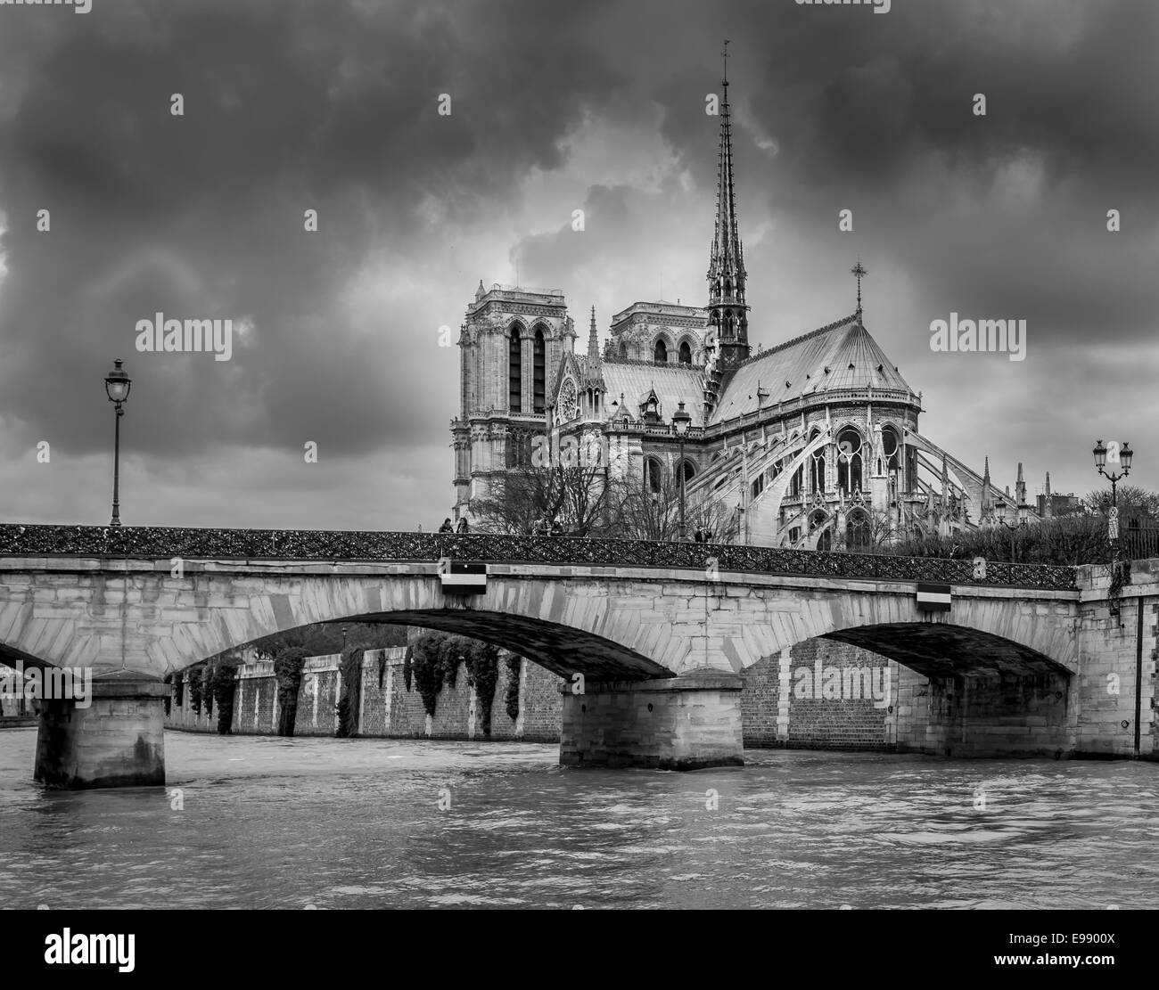 Die Kathedrale Notre Dame mit dem Pont de l'Archeveche im Vordergrund. Stockfoto