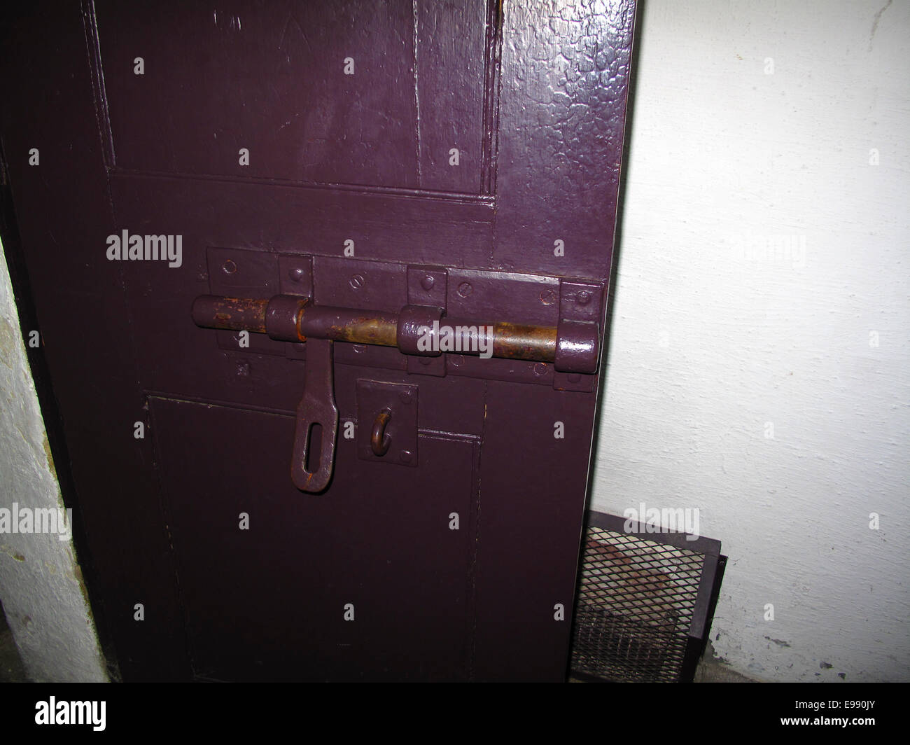 Schweren gleitenden Schraube am alten Gefängnistor Stockfoto