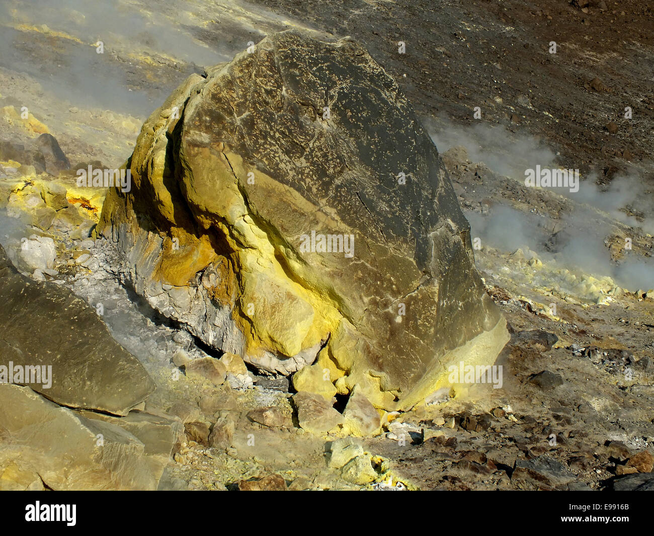 Bei einem Ausbruch des Vulkans Tonne heavy-Rock aus dem Krater geschleudert genannt Bomben. -Juni 2014 Stockfoto