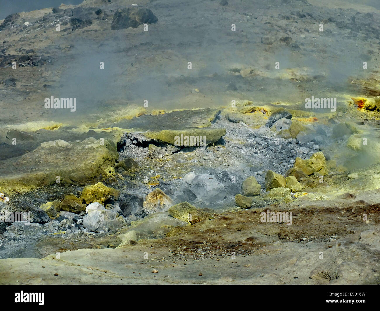Vulkan: die Erde Brüche, heiße Gase und Dämpfe gelben Schwefel steigen hoch. -Juni 2014 Stockfoto
