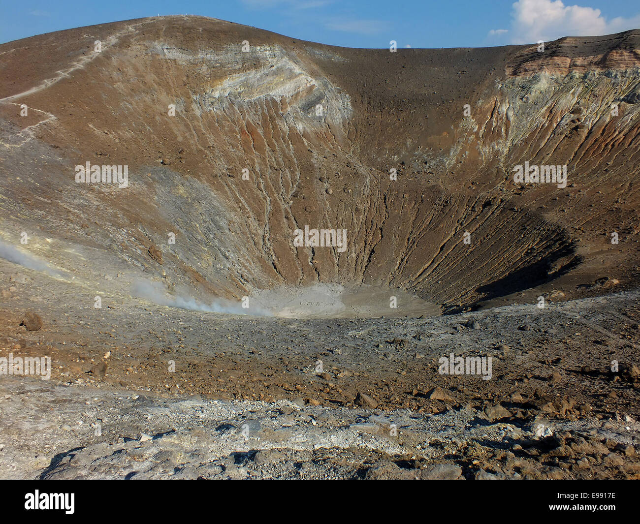 Die Gran Craters auf der Insel Vulcano hat zwei verschachtelte Krater. Der letzte große Ausbruch im Jahre 1888 begann und dauerte zwei Jahre. -Juni 2014 Stockfoto