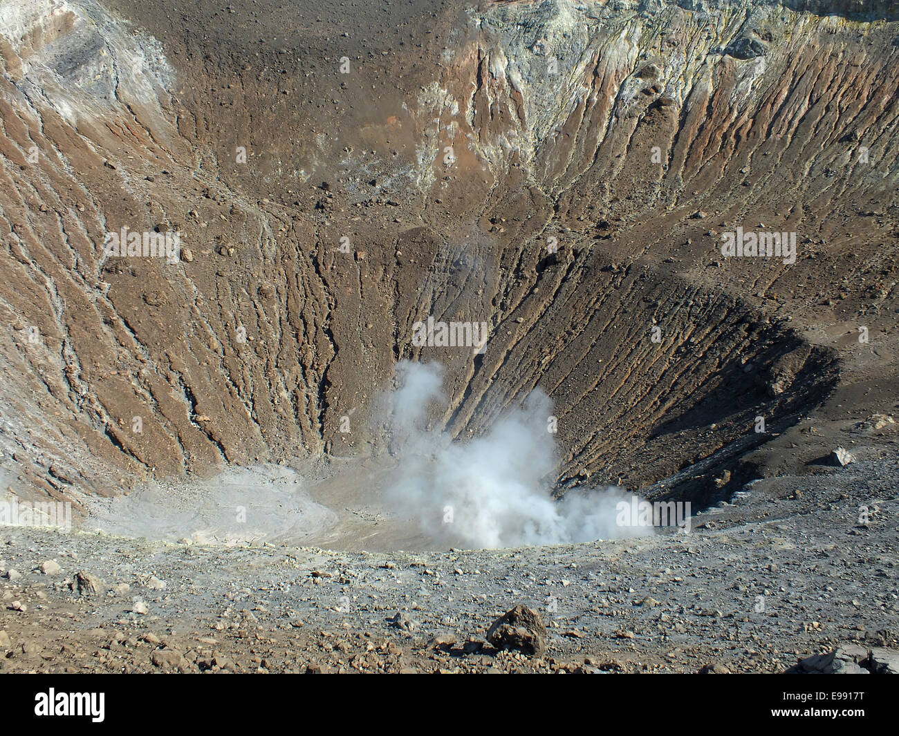 Der Kraterboden des Gran Krater auf der Insel Vulcano ist oft durch den aufsteigenden Dampf bedeckt. Giftige Gase können den Aufenthalt in den Krater gefährlich machen. -Juni 2014 Stockfoto