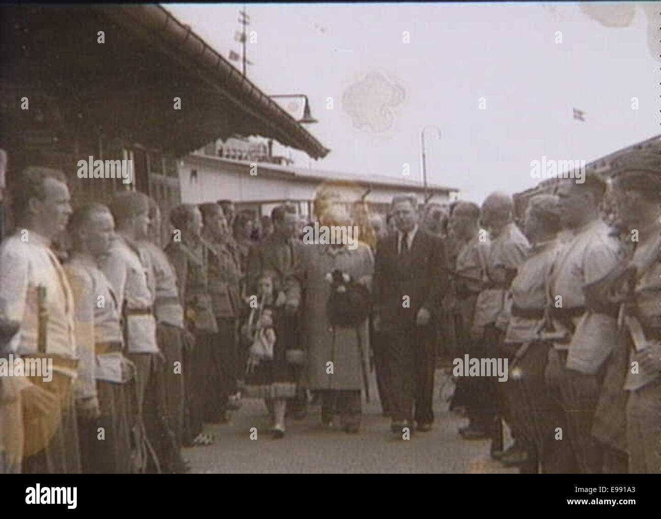 Ein Foto vom 3. Juni 1945, das einen Moment in der Schlussphase des Zweiten Weltkriegs festnimmt. Das Bild spiegelt wahrscheinlich die Stimmung der Zeit wider und dokumentiert das Leben im letzten Kriegsjahr. Stockfoto
