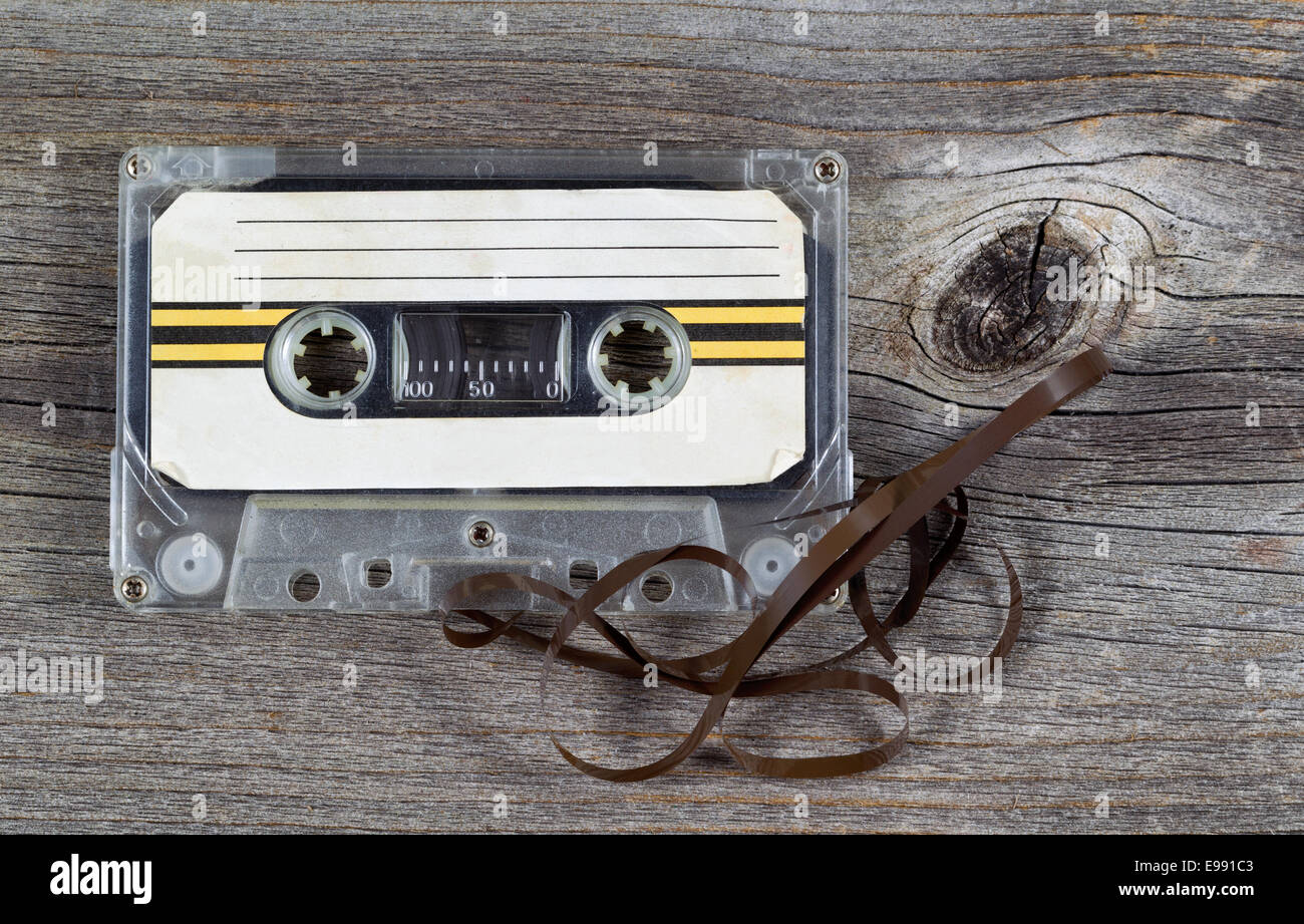 Alte Kassetten Bandkassette auf rustikalen Holz Stockfoto