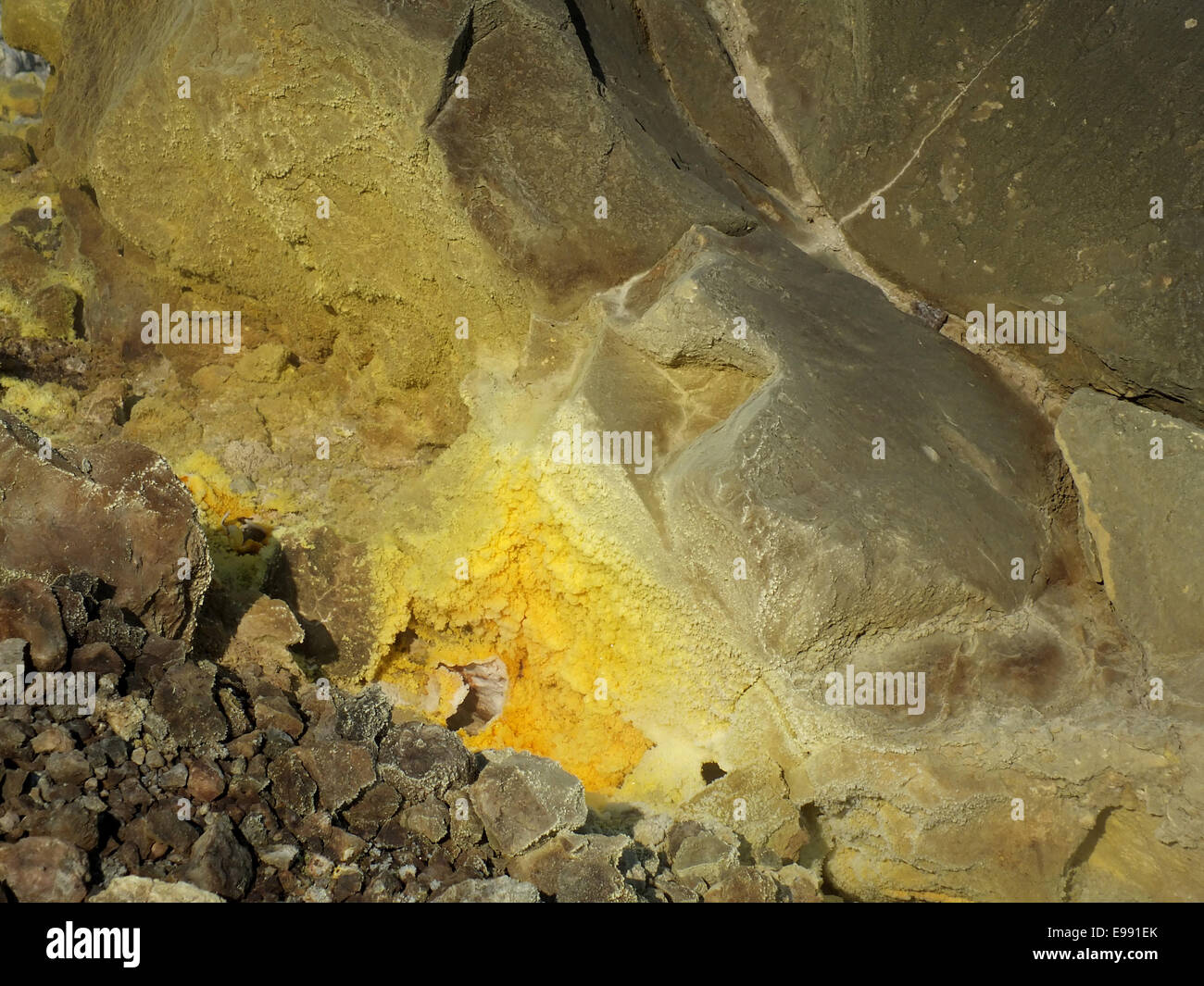 höllisch heiße Chaos auf den Kraterrand der Gran Craters: In Felsspalten kochend heiße Steinen, bedeckt der Boden der gelben Schwefel - Juni 2014 Stockfoto