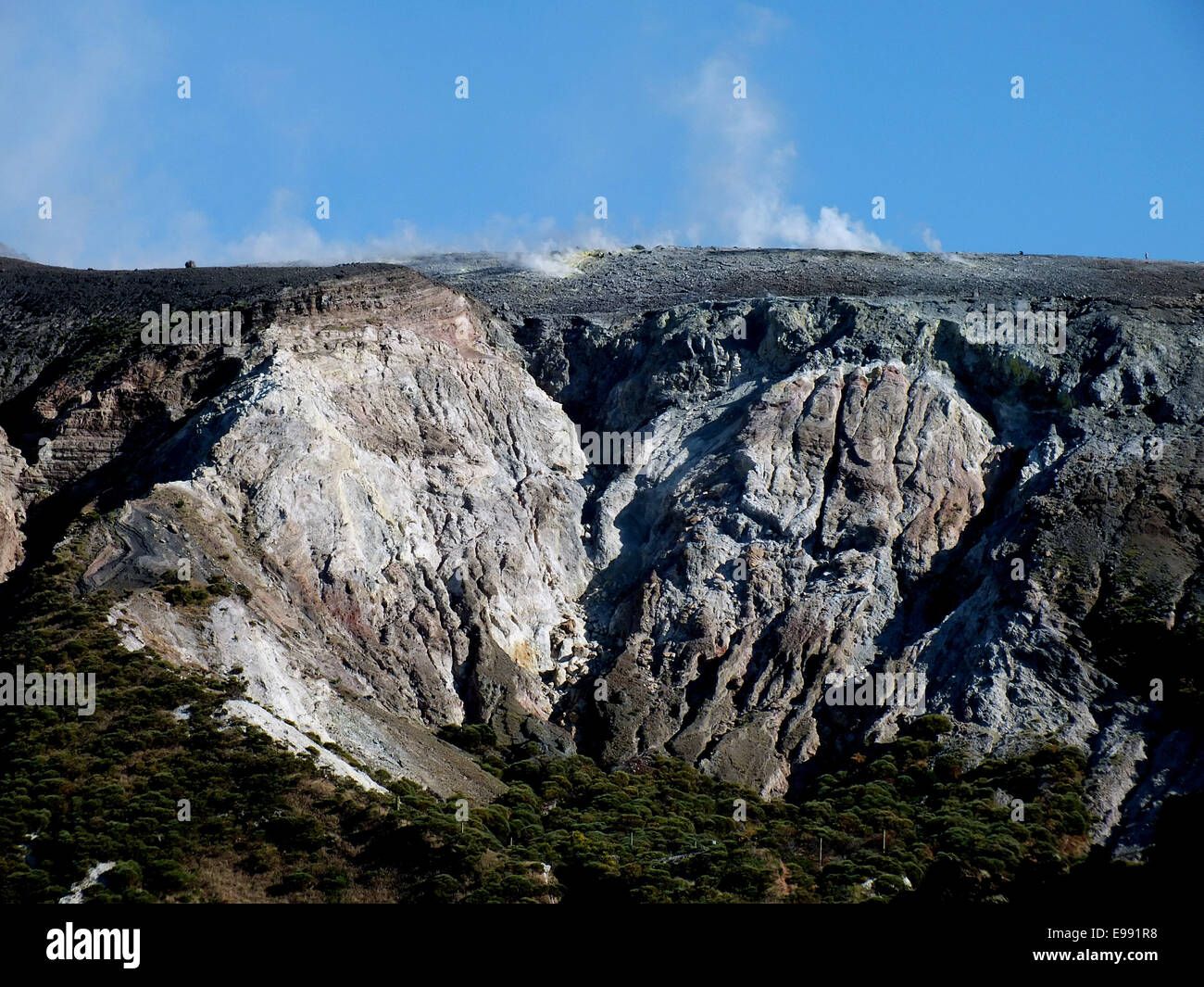 Die Gewalt eines Vulkanausbruchs ist auch nach 300 Jahren in der Fossa 1 auf Vulcano zu bewundern. -Juni 2014 Stockfoto