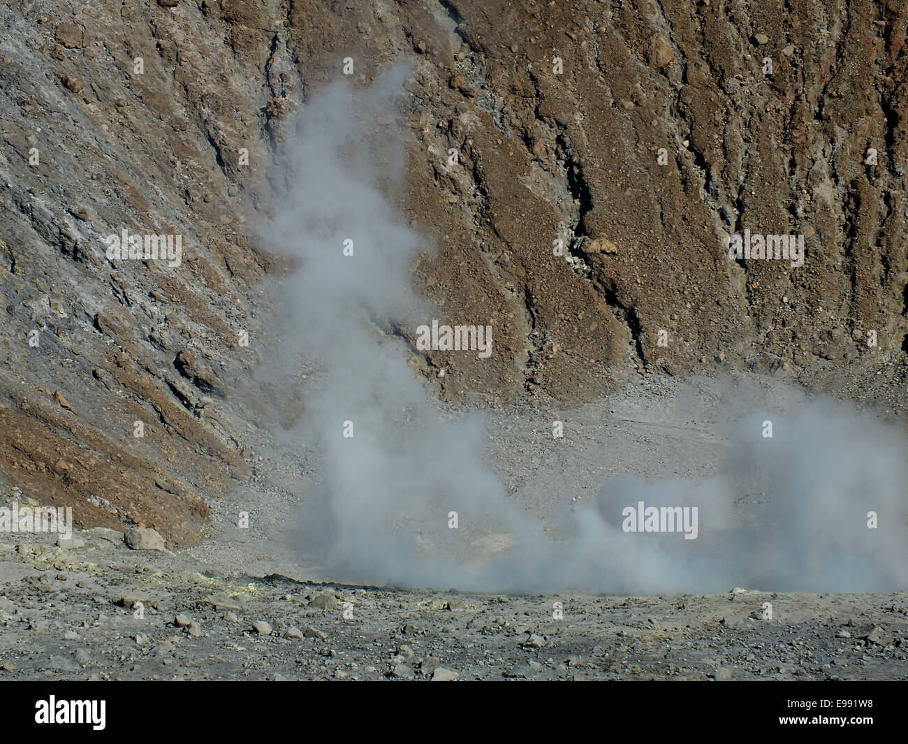 Der Kraterboden des Gran Krater auf der Insel Vulcano ist oft durch den aufsteigenden Dampf bedeckt. Giftige Gase können den Aufenthalt in den Krater gefährlich machen. -Juni 2014 Stockfoto
