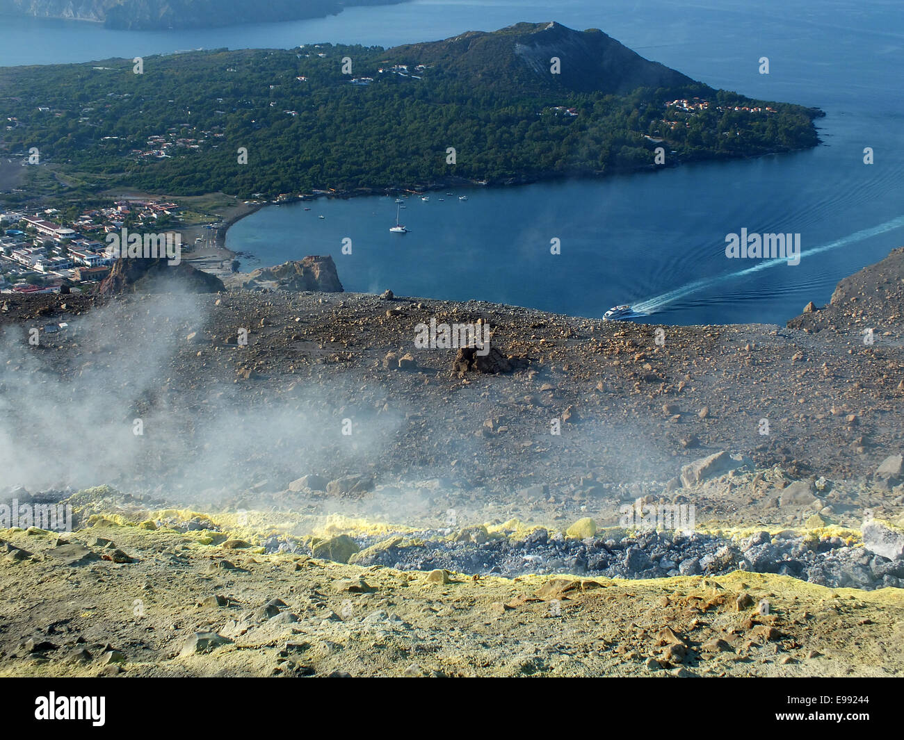 Die Schwefel-gelb-Gipfel des Gran Krater mit seinen Fumarolen erhebt sich drohend über die der Hafen von Porto Levante und über die einzige vor 2000 Jahren aus dem Meer bekam Insel Vulcanello. -Juni 2014 Stockfoto