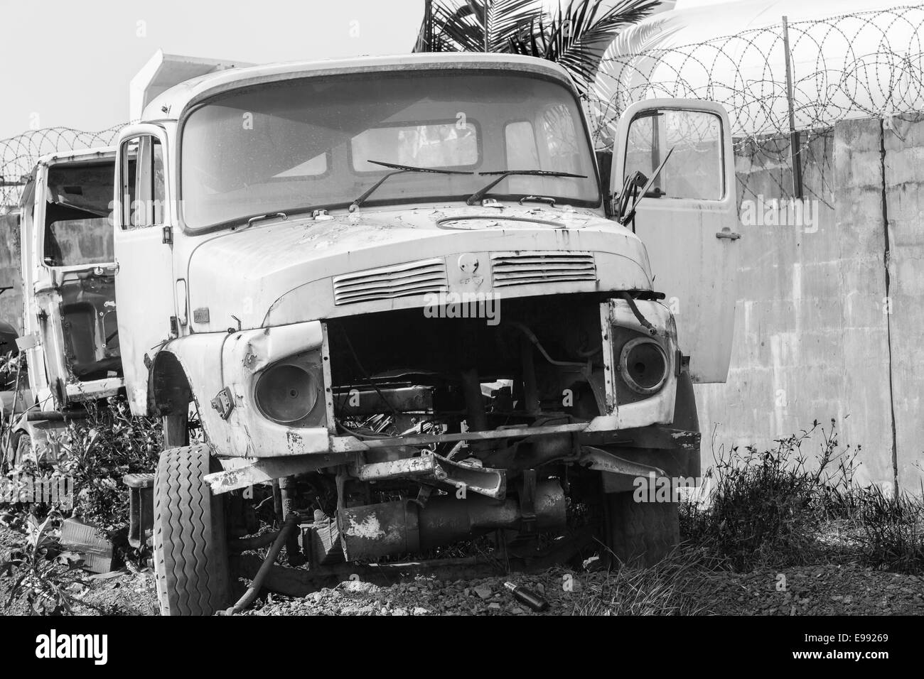 Lkw verlassen Fahrzeuge beschädigt alten ausrangierten gebrochen. Stockfoto