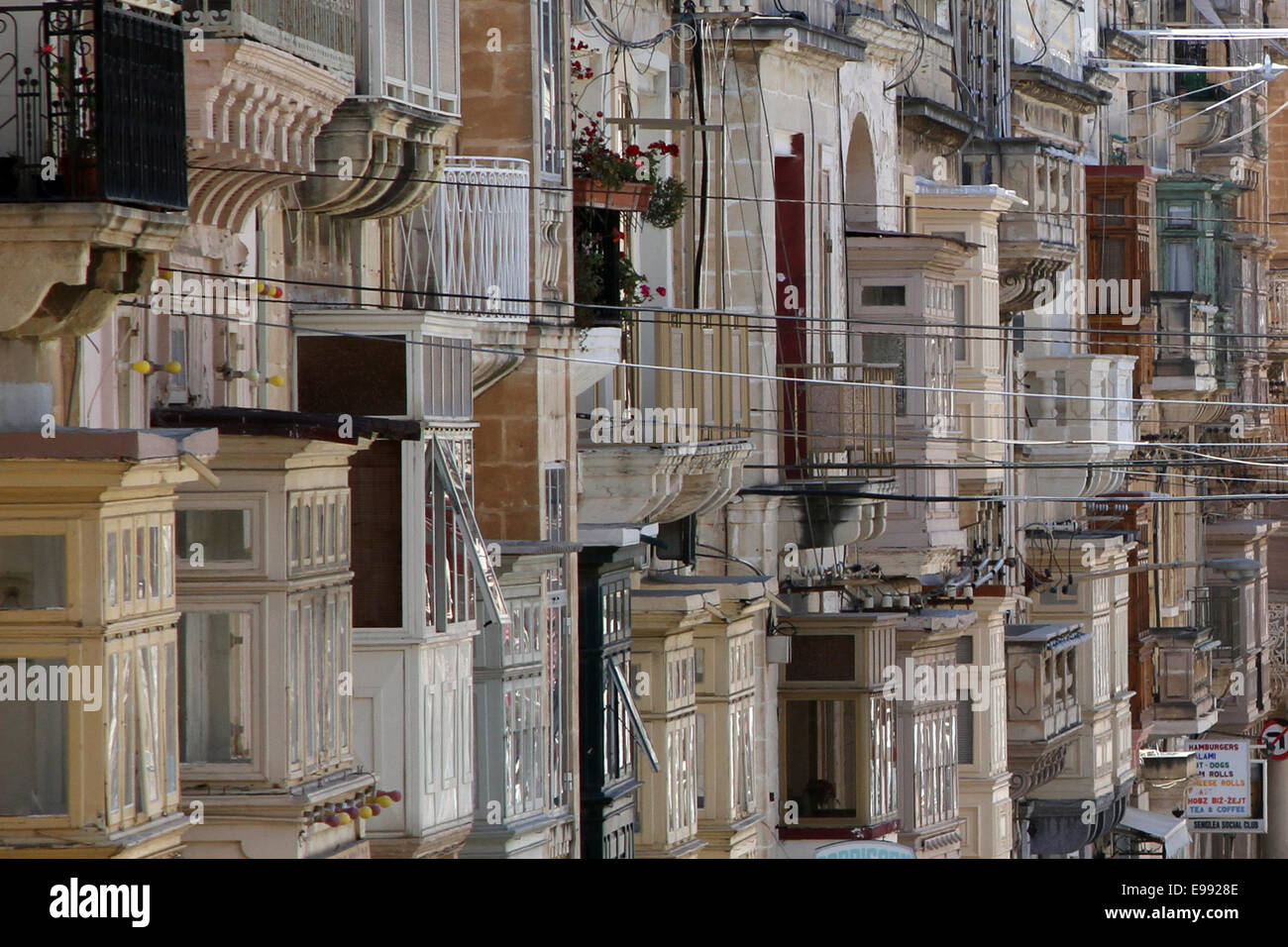 Balkone entlang Triq il-Vitoria, auf der Seglea Halbinsel in Valletta, Malta Stockfoto