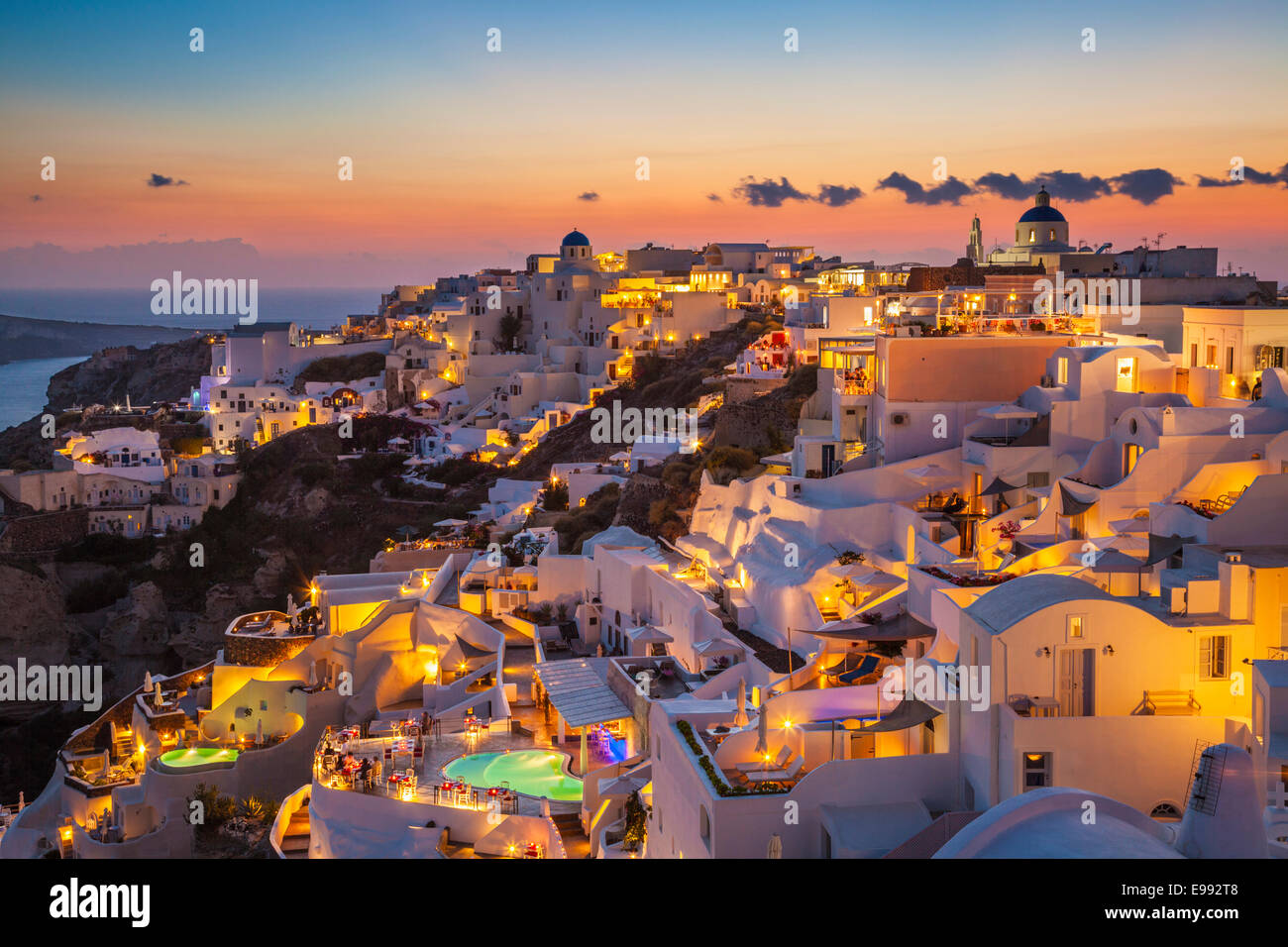 Pools und Hotels in der Nacht in das Dorf Oia, Santorini, Thira, Kykladen, griechische Inseln, Griechenland, EU, Europa Stockfoto