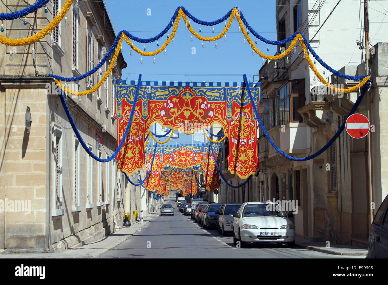 Banner, aufgereiht auf einer Straßenseite anlässlich eine lokale Festival in Malta Stockfoto