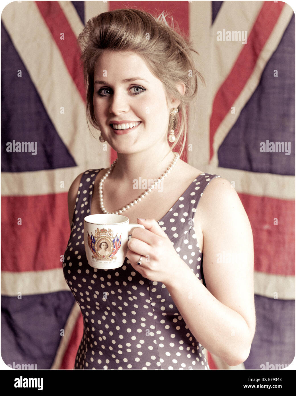 Jahrgang suchen Foto einer jungen Dame mit einer Krönung Teetasse vor einer Vintage Union Jack-Flagge. Vintage behaart Stockfoto