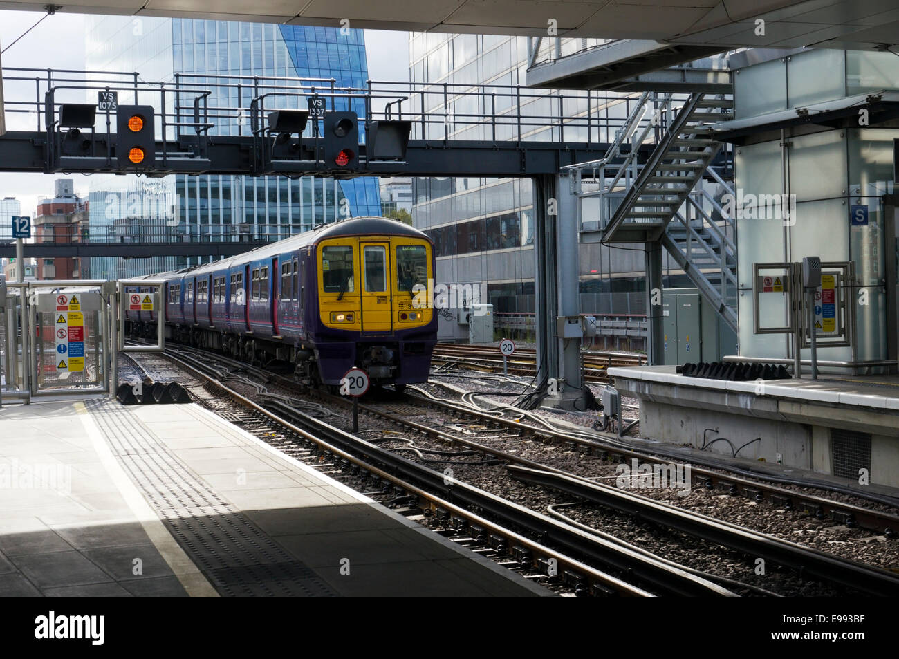 Capital Connect erstklassig 319-Bahnhof in Blackfriars aus dem Süden, Reisen nach Luton. Stockfoto