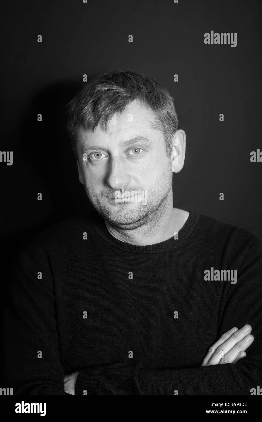 Mann mit verschränkten Armen Stockfoto