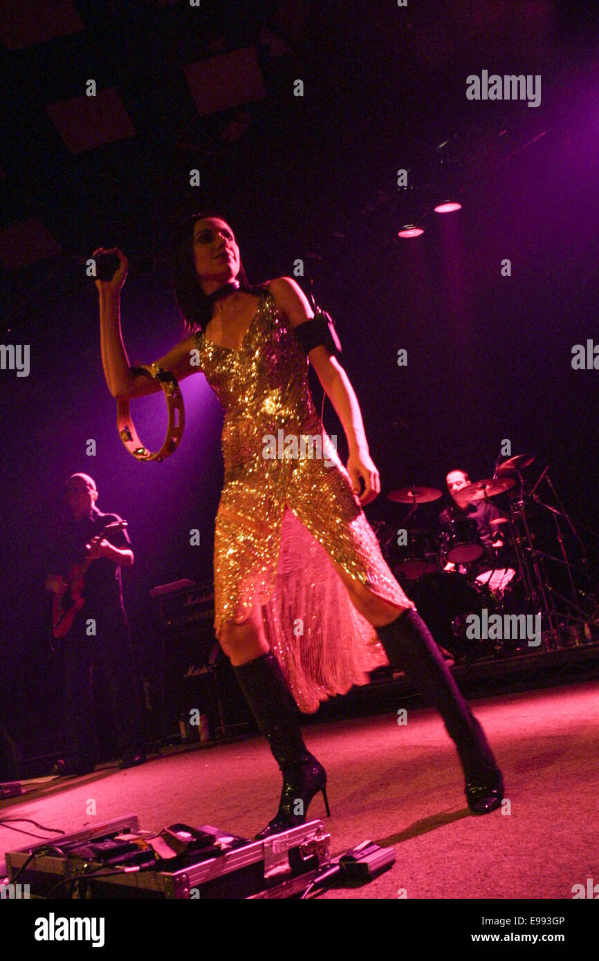 PJ Harvey Konzert in Glasgow Barrowlands, in Glasgow, Schottland, im September 2001. Stockfoto
