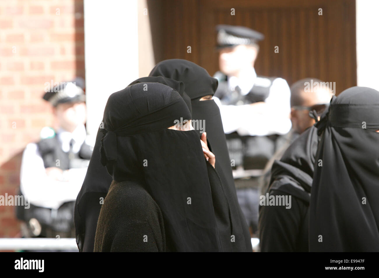 Augen In Niqab Fotos Und Bildmaterial In Hoher Auflösung Alamy