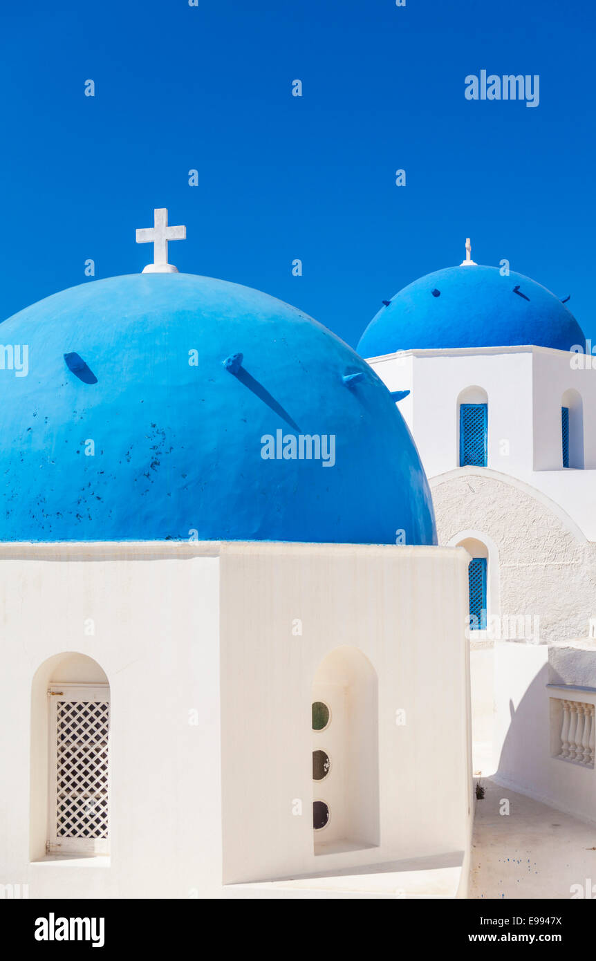 Traditionelle griechische Kirchen mit blauen Kuppeln in das Dorf Oia Santorini Thira Kykladen Inseln griechische Inseln Griechenland EU Europas Stockfoto