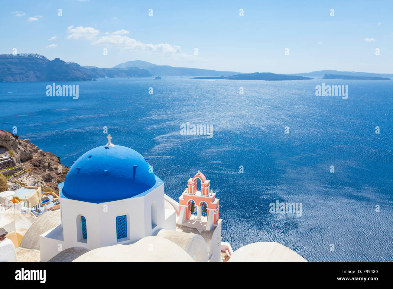 Typische griechische Kirche mit blauer Kuppel und rosa Glockenturm Oia Santorini Thira Kykladen Inseln griechische Inseln Griechenland EU Europa Stockfoto