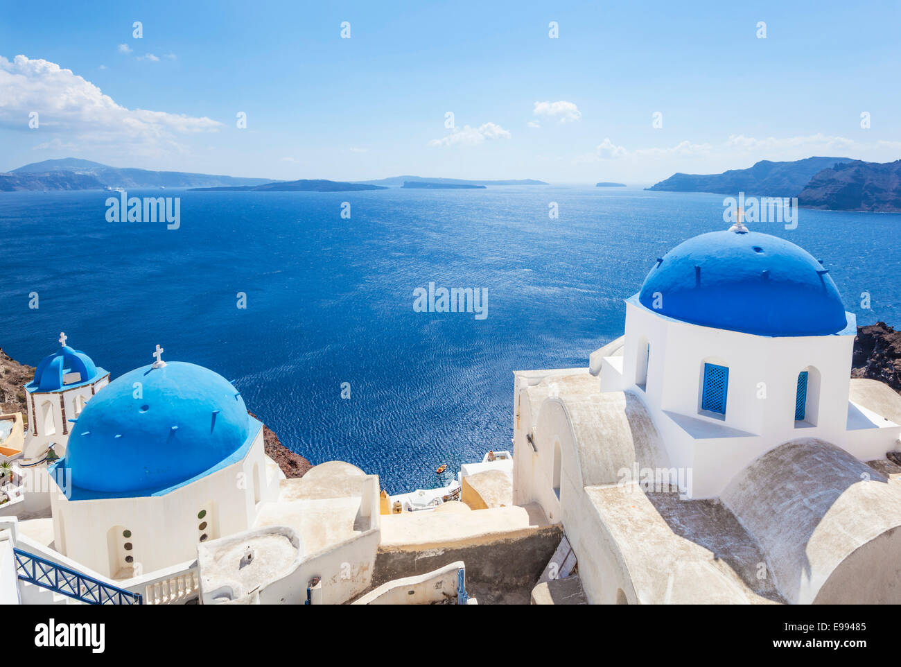 Traditionelle griechische Kirchen mit drei blauen Kuppeln, Oia, Santorini, Thira, Kykladen, griechische Inseln, Griechenland, EU, Europa Stockfoto
