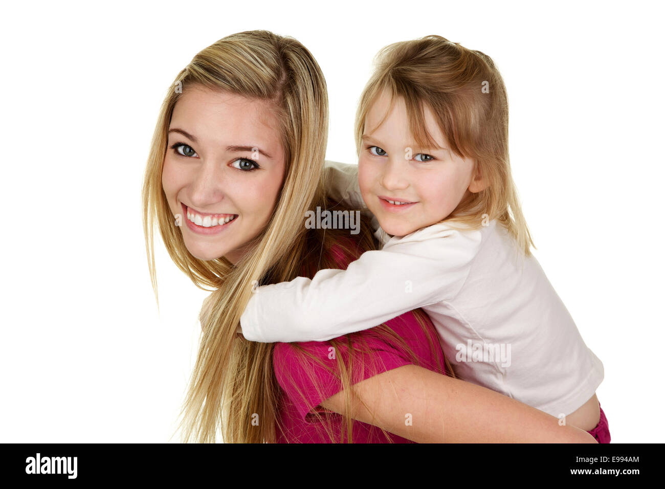 Schöne blonde Frau geben einem kleines Mädchen eine Piggy Back Fahrt auf weißem Hintergrund Stockfoto Schöne blonde Frau geben einem kleines Mädchen eine Piggy Back Fahrt auf weißem Hintergrund Stockfoto