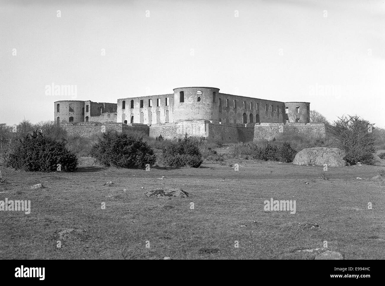 Dieses Foto zeigt die Ruinen von Borgholm Castle in Öland, Schweden. Es unterstreicht die historische Architektur des Schlosses, das sich in der umliegenden Landschaft befindet. Das Bild wurde in Zusammenarbeit mit dem schwedischen Nationalkulturerbe aufgenommen, wobei die Ruinen als kulturelles und historisches Wahrzeichen erhalten wurden. Stockfoto