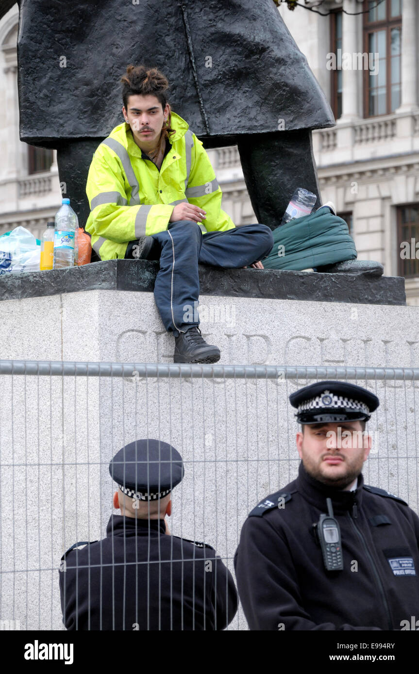 London, UK. 22. Oktober 2014. London-Demonstrant bleibt "Sockel Guy" auf dem Sockel der Statue Winston Churchill in Parliament Square zu besetzen - Polizei verhaftet einen Mann für Essen auf ihn zu werfen. Stockfoto