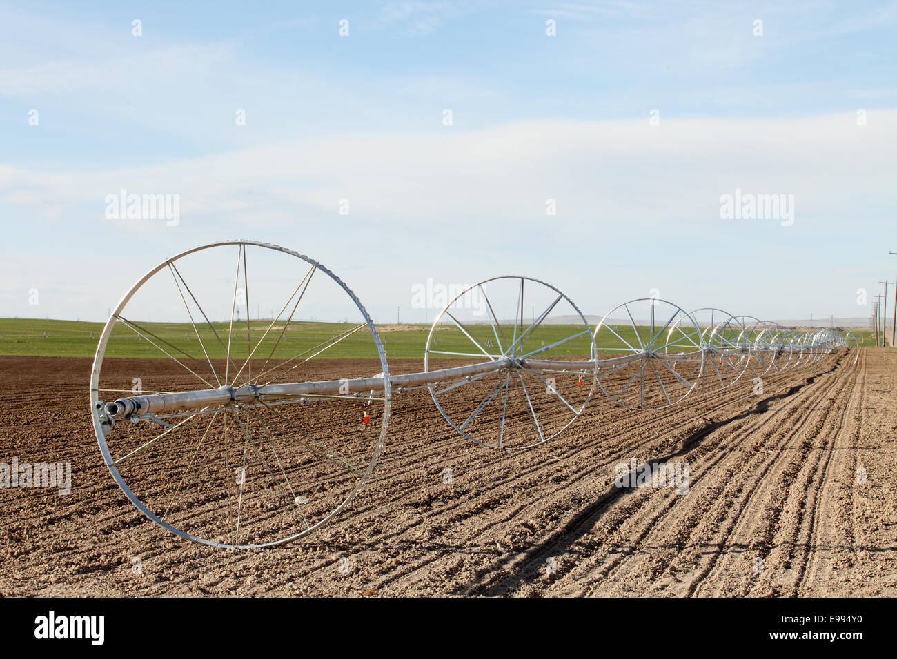 Ein neues Rad Linie Sprinkler bereit für eine neue Saison der landwirtschaftlichen Bewässerung Stockfoto