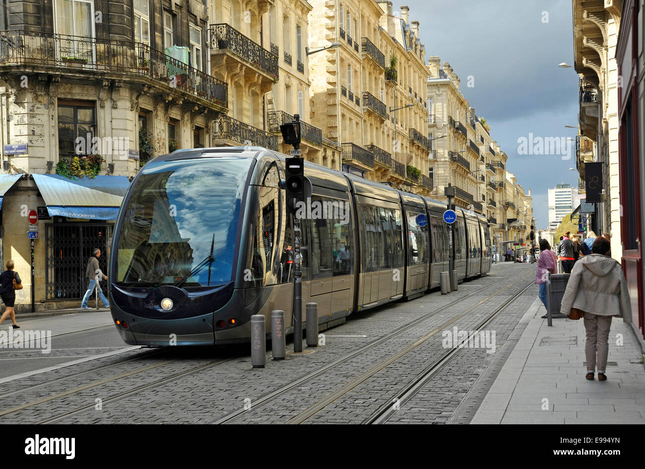 Straßenbahnen im Stadtzentrum von Bordeaux, Frankreich Stockfoto