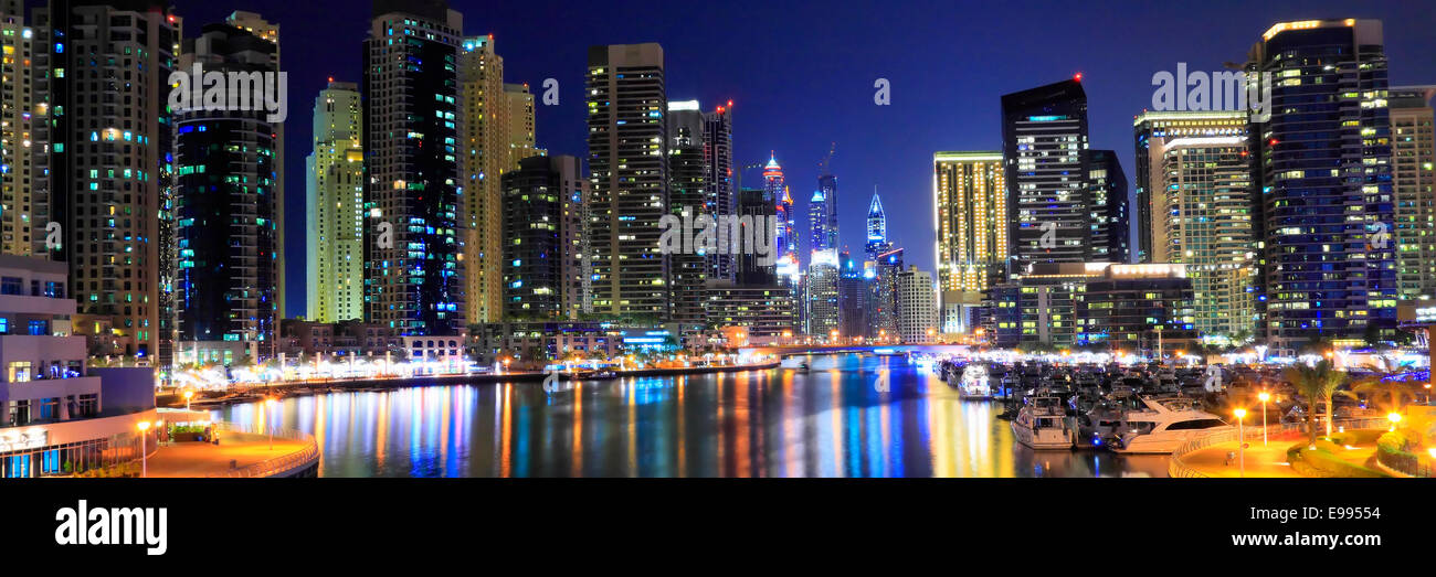 Dubai Marina bei Nacht - Panorama Stockfoto