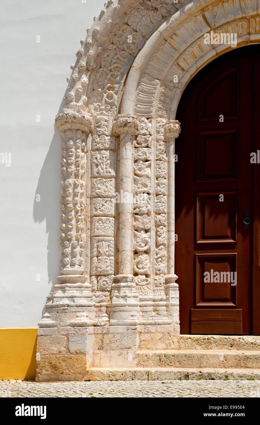 Portugal, Algarve, Alvor Igreja Matriz Kirche, manuelinischer Gotik Tür Schnitzereien Stockfoto