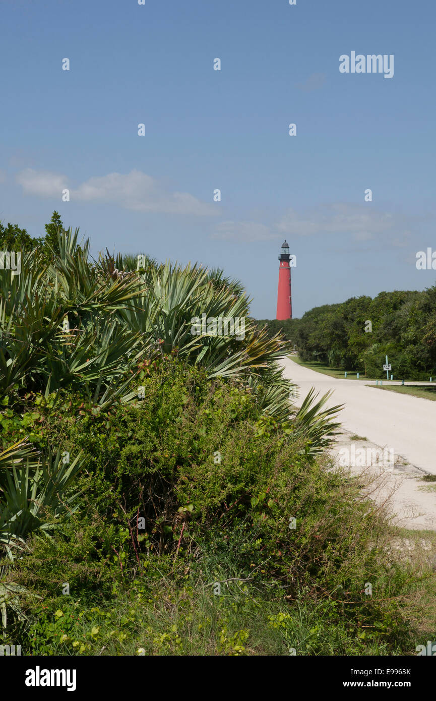 Die Straße führt zum Ponce de Leon Inlet Lighthouse, Floridas höchstem Leuchtturm und National Historic Landmark. Ponce Inlet, Florida, USA. Stockfoto
