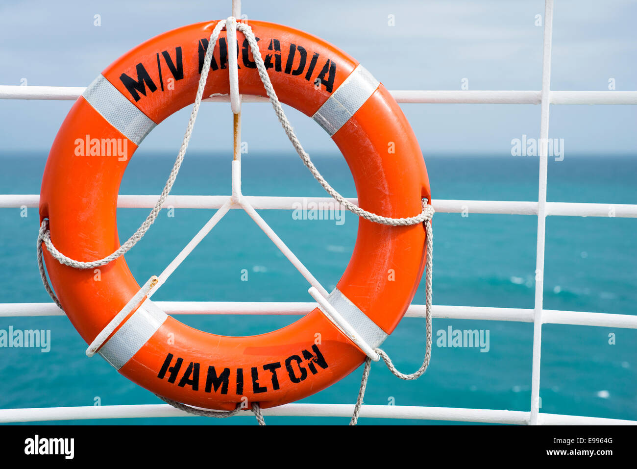 Lifebouy auf dem Deck des MV Arcadia, während sie in der Nordsee segelt Stockfoto