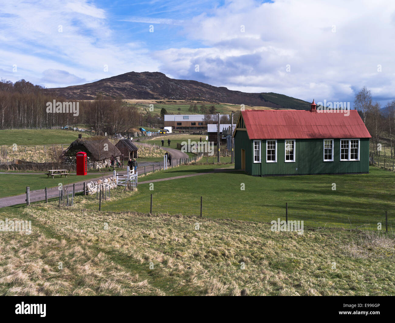 dh Highland Folk Museum NEWTONMORE INVERNESSSHIRE 1930er Jahre Phonebox Crofter Cottage Knockbain School Building Highlands Village cairngorms schottland Stockfoto