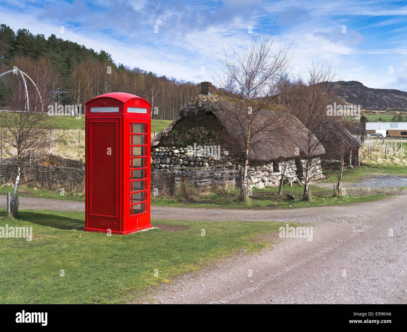 dh Highland Folk Museum schottland NEWTONMORE INVERNESSSHIRE 1930s Phonebox Crofters Cottage cairngorms Red phone box ländliche Telefonhäuser Hochland Stockfoto