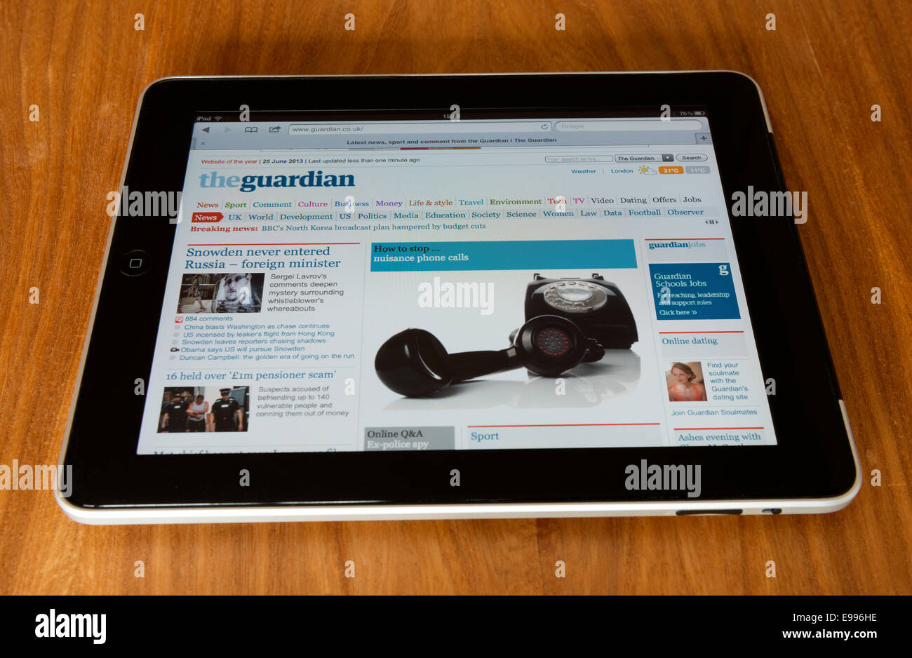 Apple iPad Anzeigen der Wächter Zeitung Homepage mit "How to Ärgernis Telefongespräche zu stoppen" Stockfoto