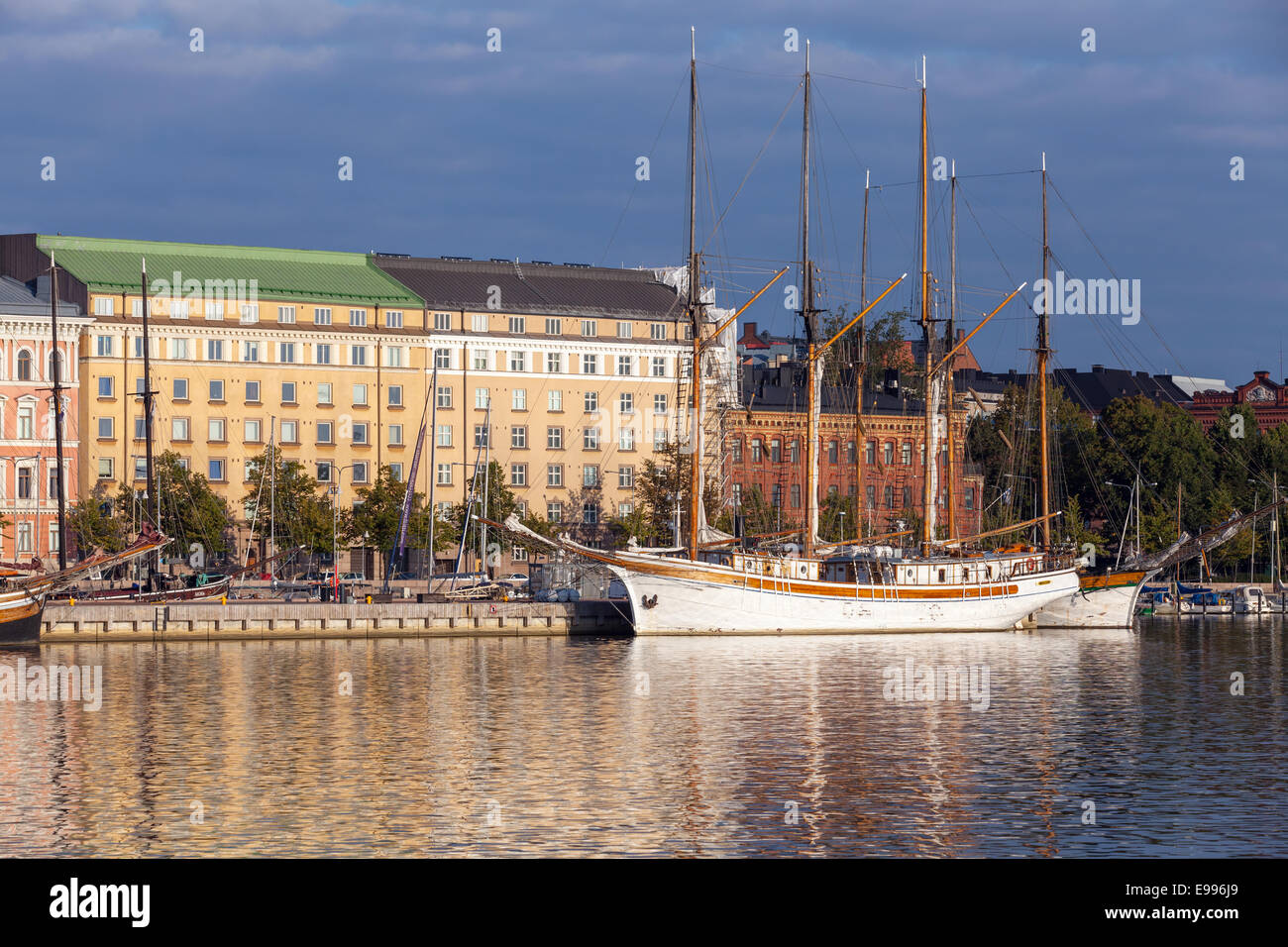 HELSINKI, Finnland - 14. September 2014: Kai von Helsinki mit ankern alte Segelschiffe und klassischen Gebäudefassaden in der mo Stockfoto