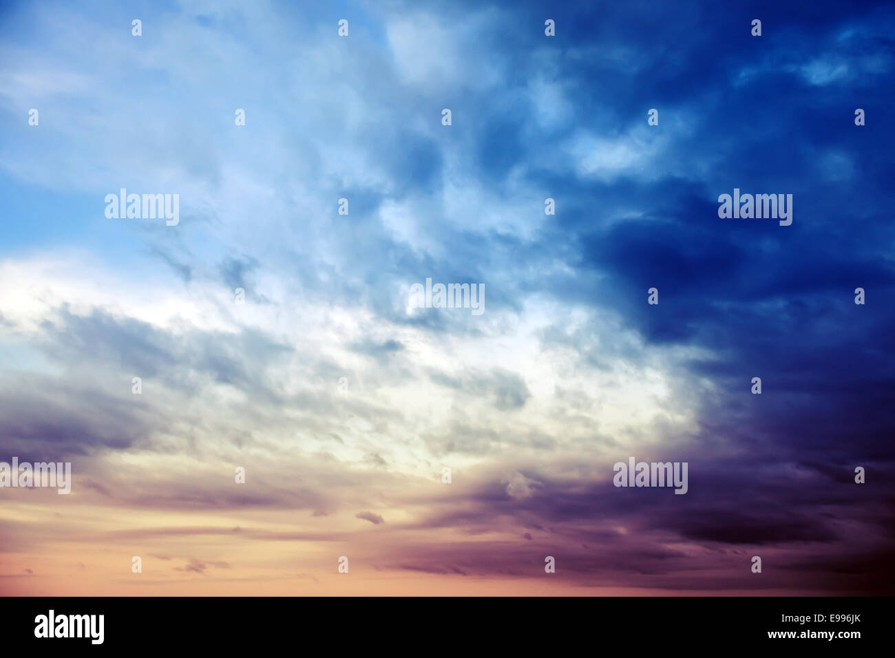 Dunkle bunte stürmischen Himmel mit Wolken Front, abstrakte Natur Hintergrund Stockfoto