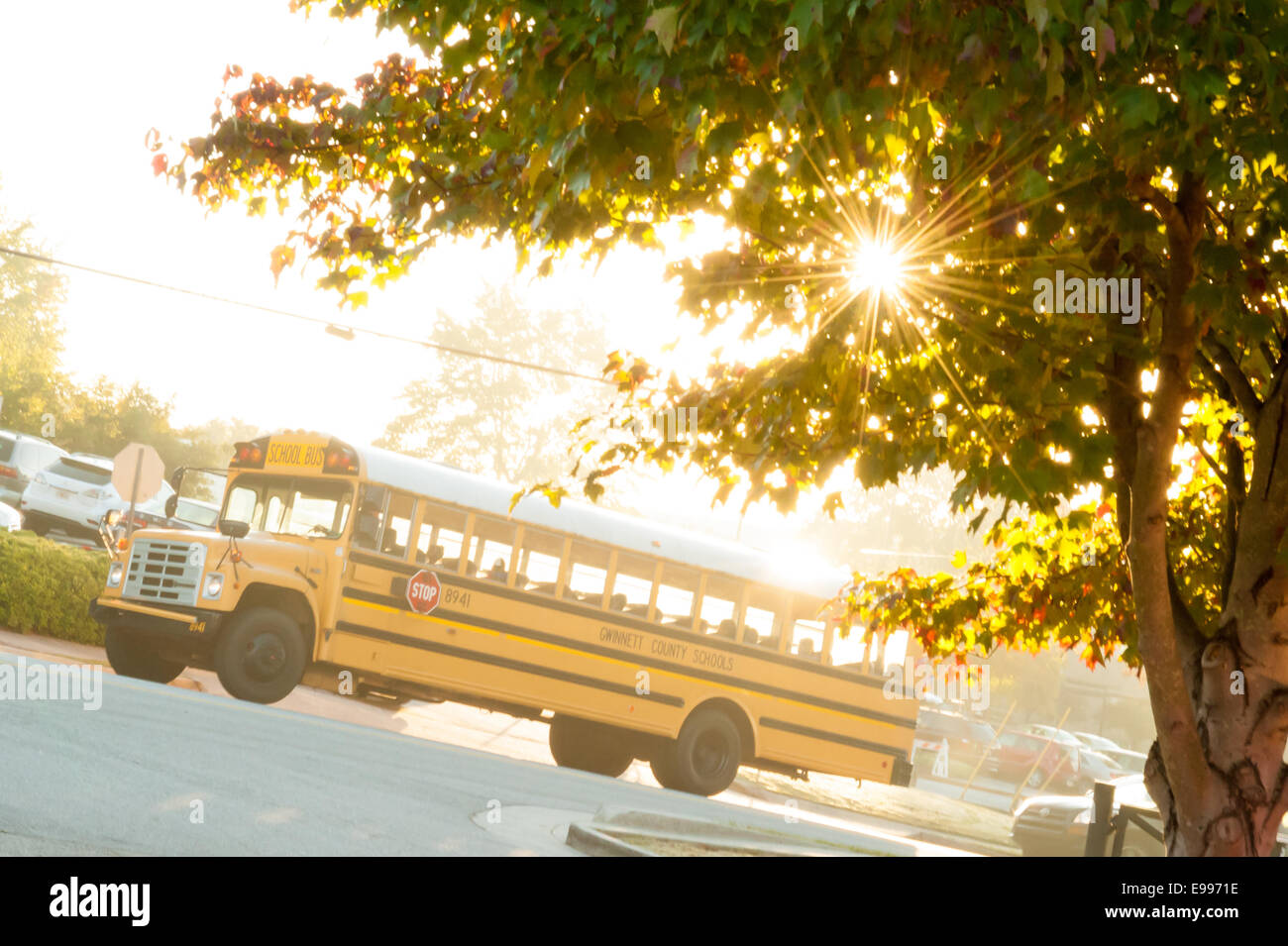 Am frühen Morgen Blick auf Kinder, die an der Elementary School anreisen Schulbus im Gwinnett County, Georgia, USA. Stockfoto